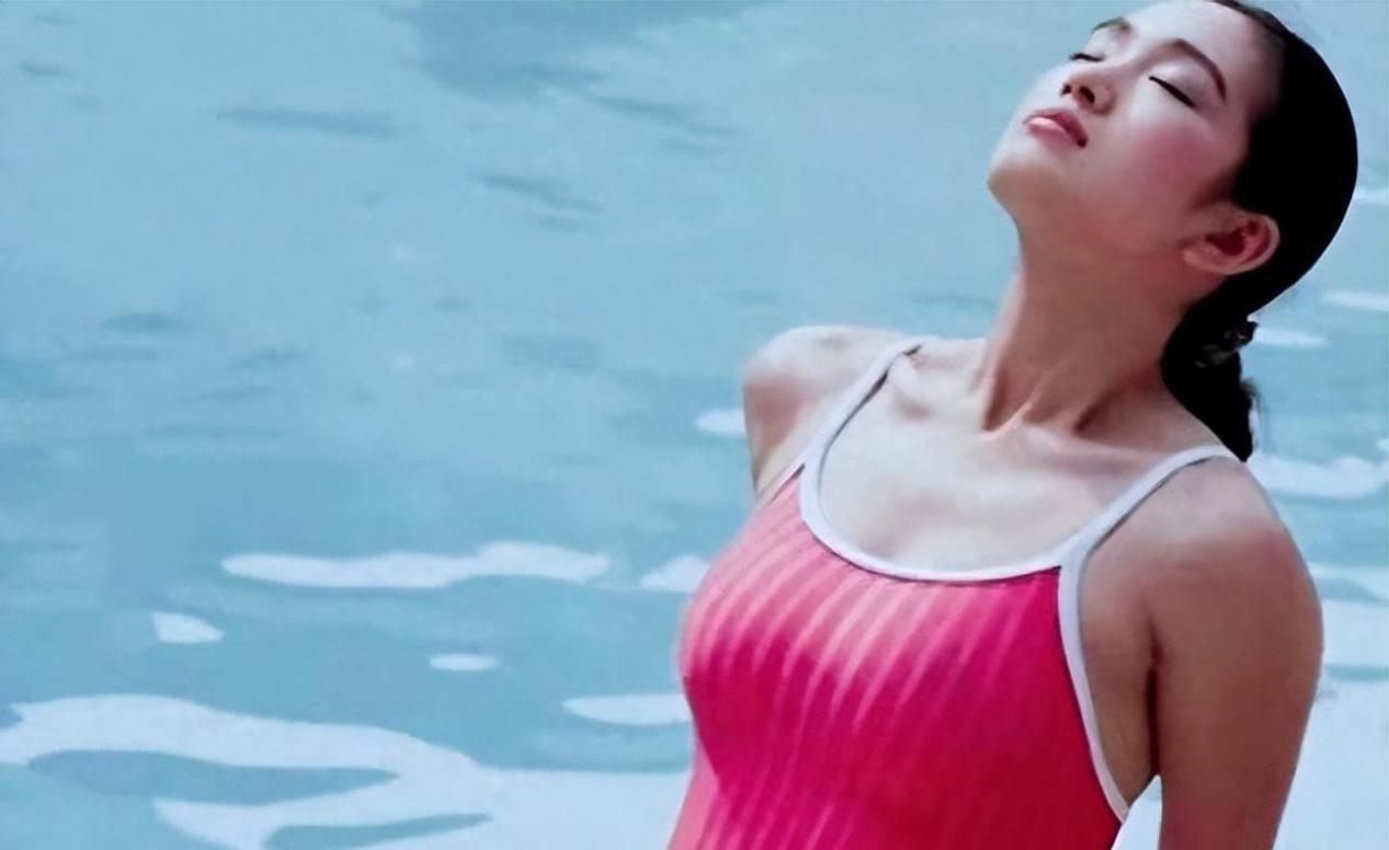 巩俐泳装旧照曝光!九头身黄金比例太王炸,巩皇稀有粉唇更少见
