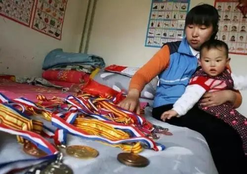 纪实田径女神艾冬梅:为国家赢19块金牌,退役后为何靠卖奖牌为生