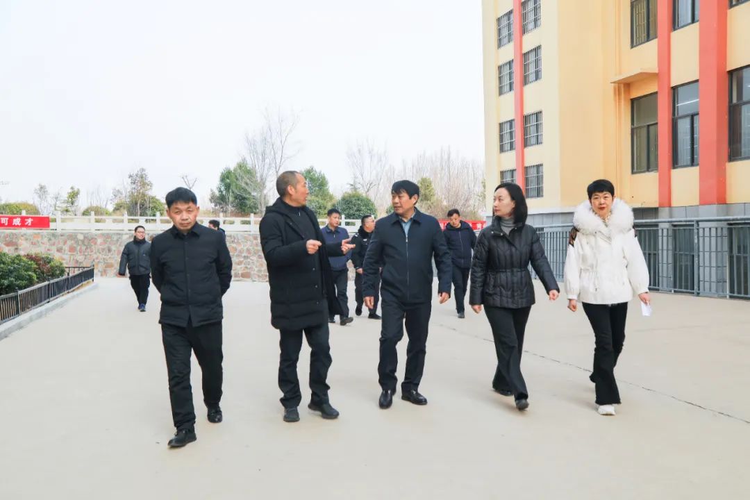 登封市副市长侯惠婷,付谦一行莅临我校督查指导安全建设工作