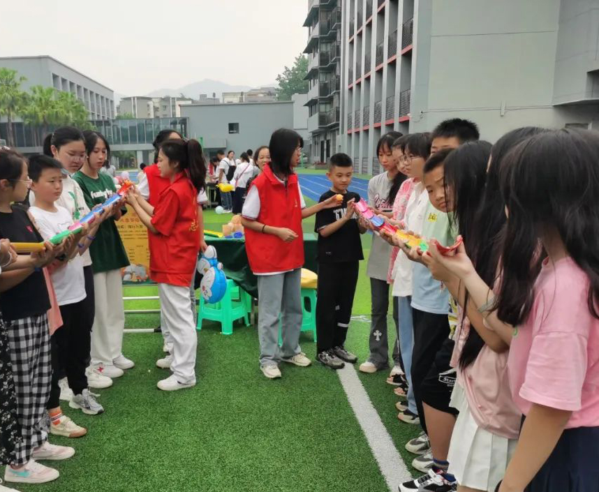 重庆工贸技师学院青年志愿者参加白市驿镇六一儿童节活动