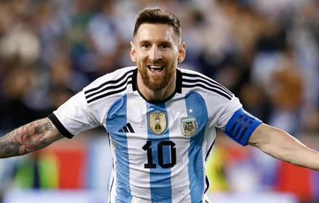 阿根廷球星梅西lionel messi终于在第五次参加世界杯时加冕成功