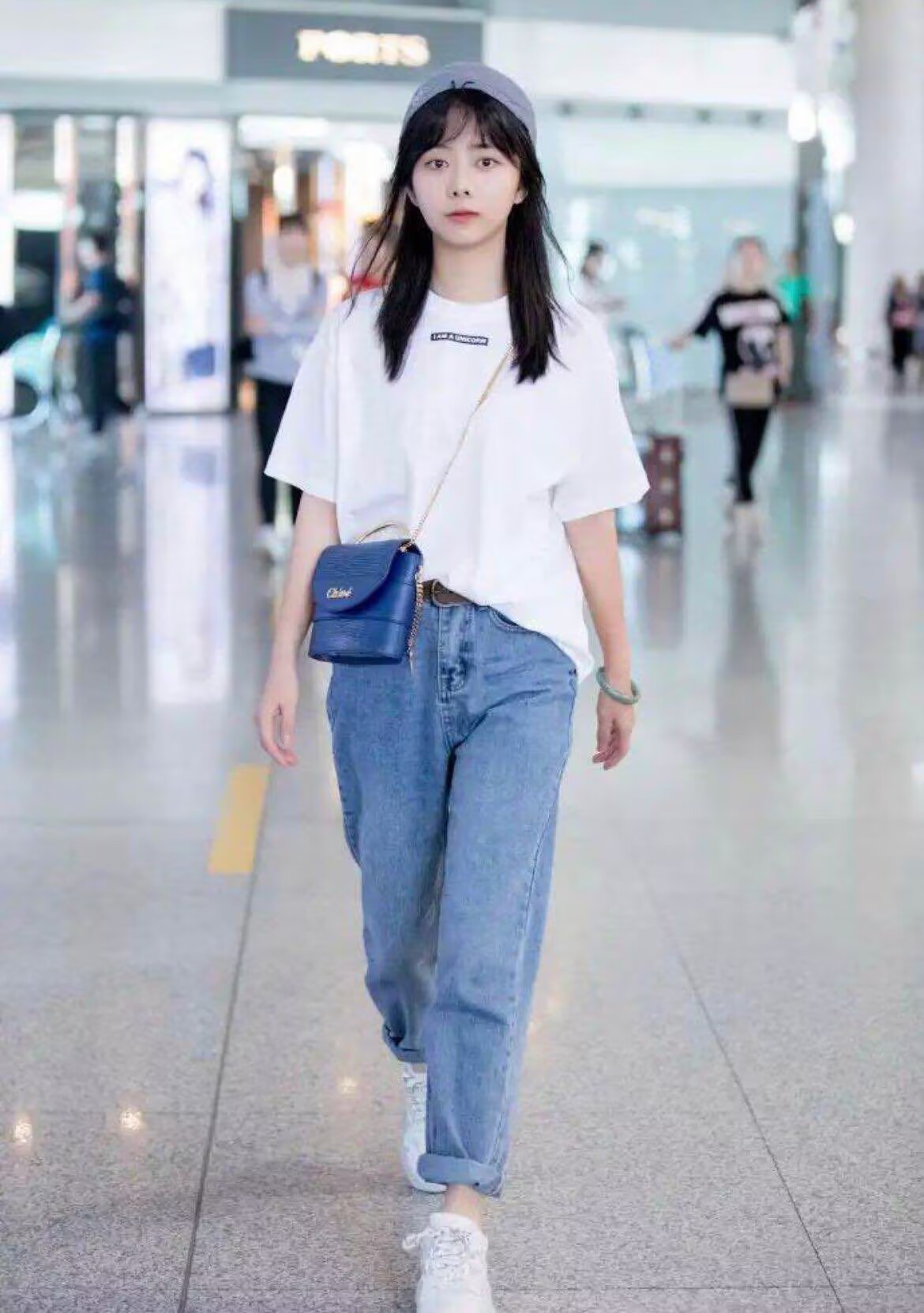 谭松韵现身机场,穿搭朴素像"路人",也照样抢尽风头!