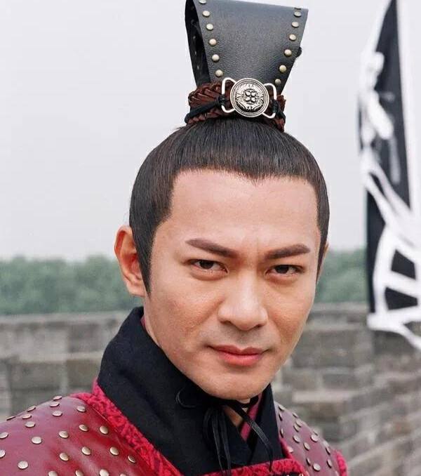 《寻秦记》嫪毐扮演者江华晒儿子毕业照,网友:遗传妈妈强大基因