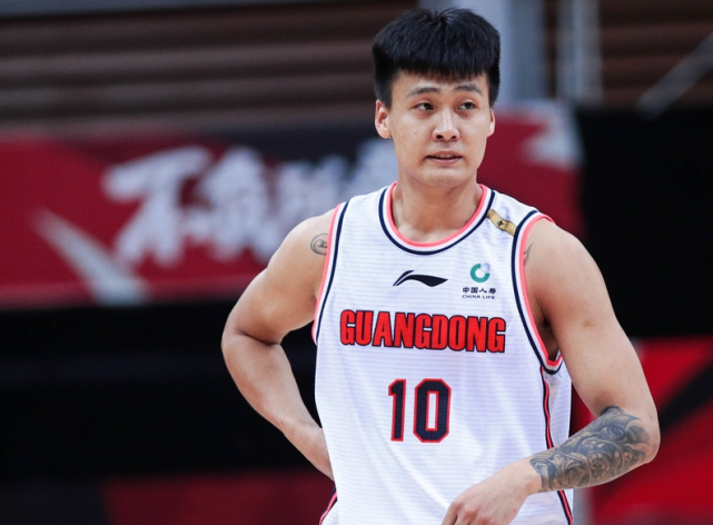 赵睿真汉子!抢断致食指弯折变形,仍面不改色继续组织反击