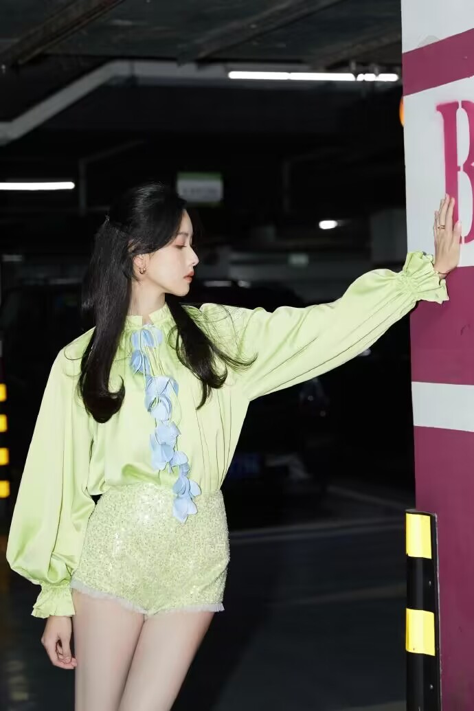 陈都灵火了后更"放得开"了,穿衬衫配"一分裤",显得腿好长!