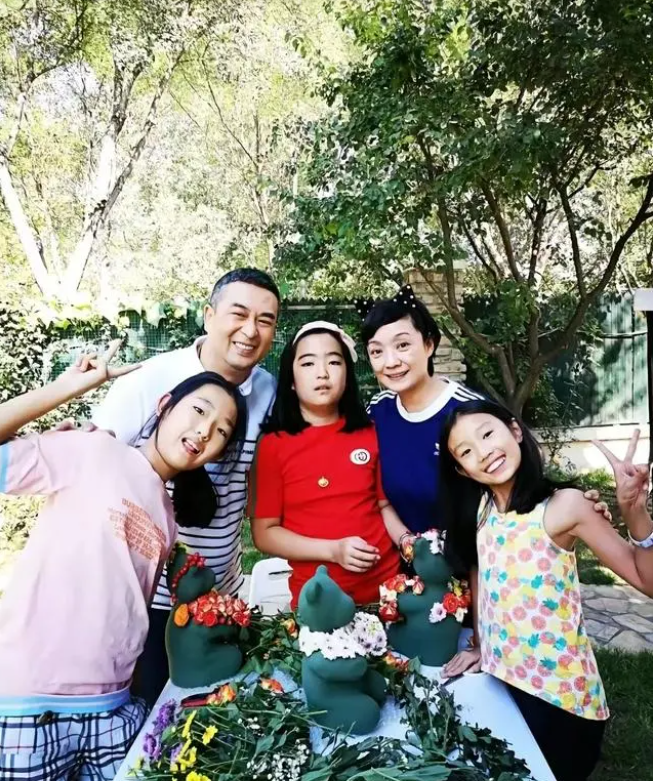 53岁张嘉译近况曝光!晒全家福力破婚变传闻,女儿漂亮越长越像他