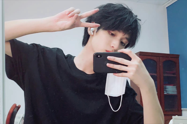 严浩翔晒自拍照,眉毛发生变化,拍照姿势因过于单一被指太敷衍?