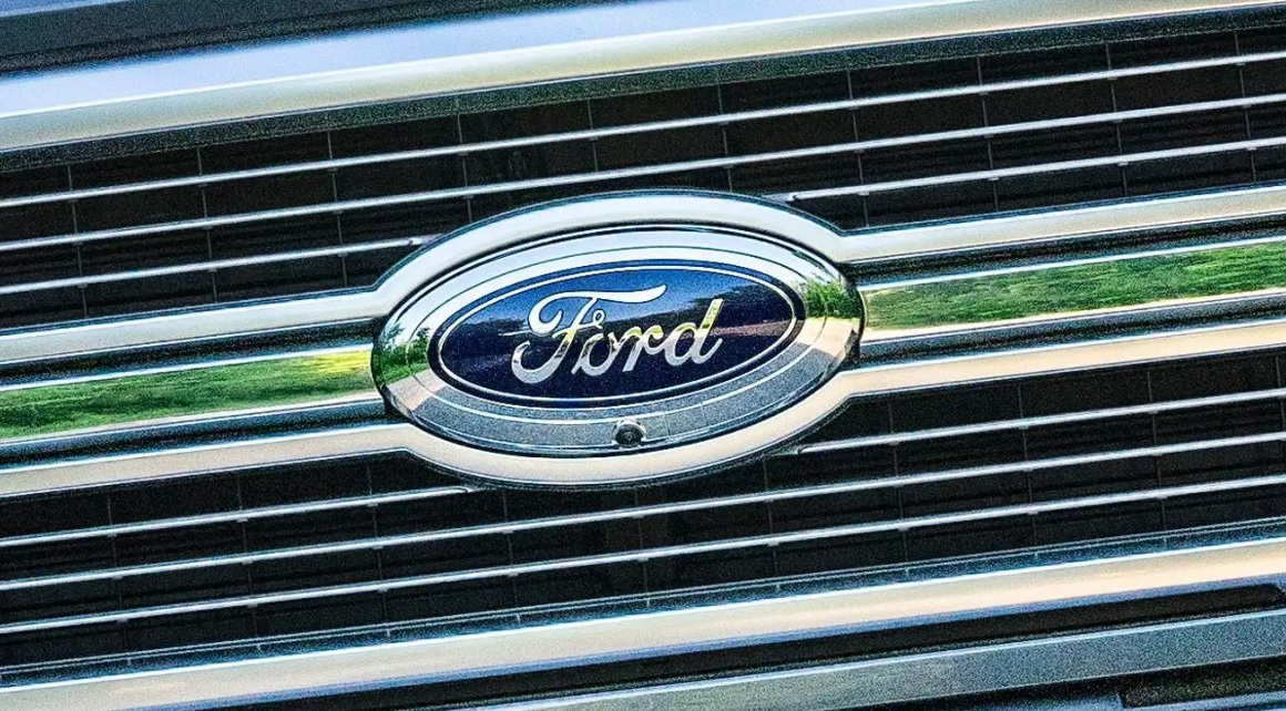 福特在2024款福特 f-150新车上使用了新的"ford"蓝色椭圆形车标
