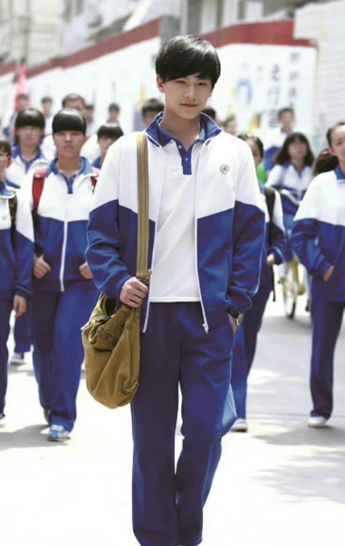 31岁杨洋现身活动,穿西装短裤身高被指不足180,被议小学生