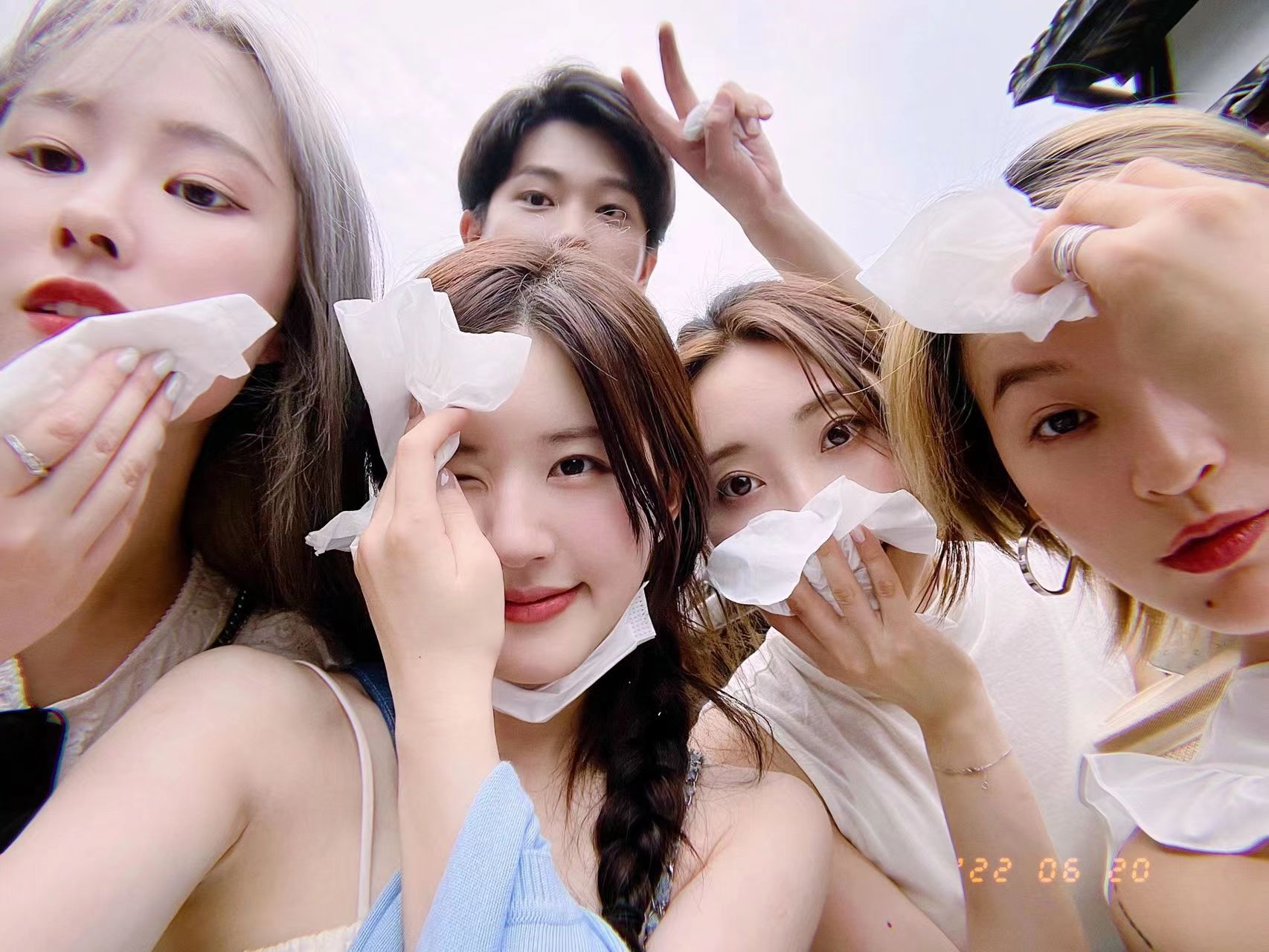 赵露思晒与好友游玩照,玩碰碰车爬山心情大好,各种摆拍大秀a4腰