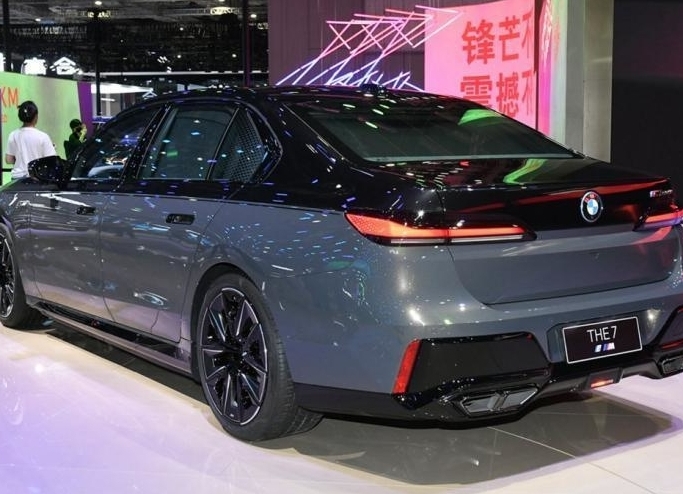 宝马760le你猜猜要多少钱?181.9万,4.3秒破百还不如极氪001