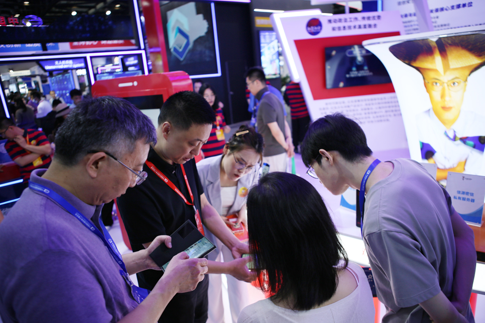 "网红钉子人"现身第十二届中国国际国防电子展览会