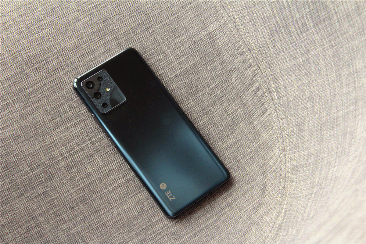 中兴s40 se坚持大电池配置,6500mah 66w快充,不像千元机