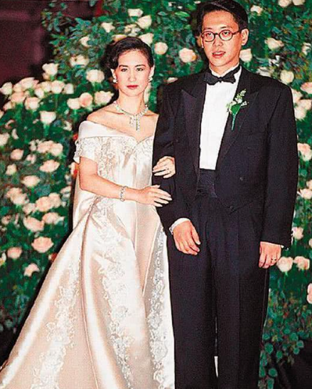 60岁何超琼彻底放下过去,迎来第二春,新男友让四太都想攀关系