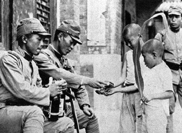 抗战时,为何日本鬼子要拿糖果给中国小孩吃?用心令人发指