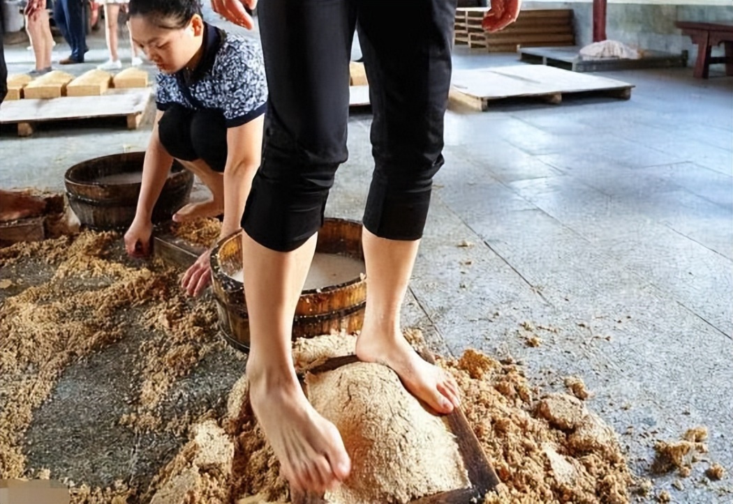 茅台女员工赤脚工作被拍,照片引发网友热议,网友:这酒还能喝吗