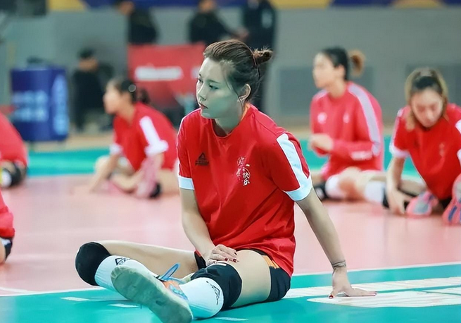 中国女排副攻王佳敏火了!身高1米87颜值气质在线,球迷直呼太美