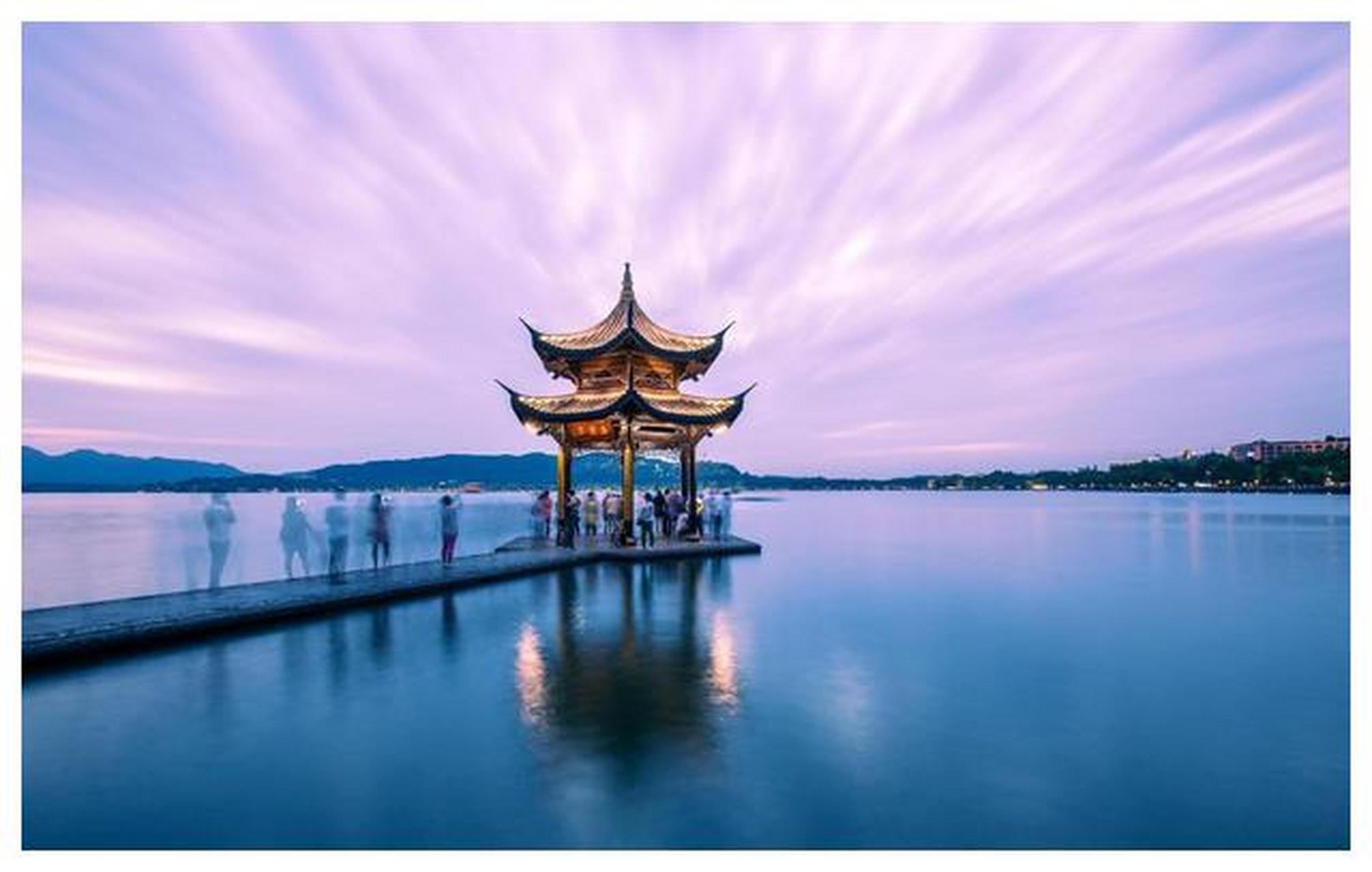 白娘子与许仙的爱情传说,白居易与辛弃疾的诗篇,都为它赋予了浓厚的