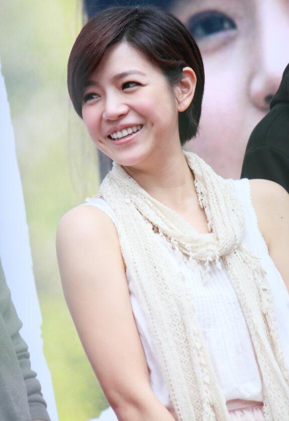 被陈妍希的"短发"造型美到了,减龄又少女,很有初恋感