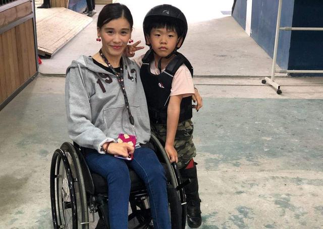 桑兰瘫痪24年状态佳,老公身家上亿对她宠爱有加,41岁2胎有望?