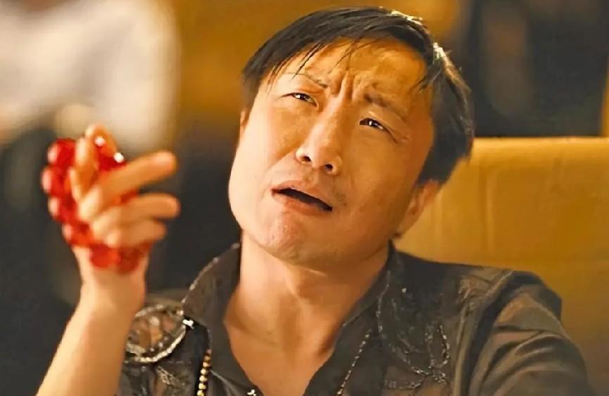 飞机闹事被封杀,助手怀孕逼打胎,离婚阿sa后,他收破烂日入60块