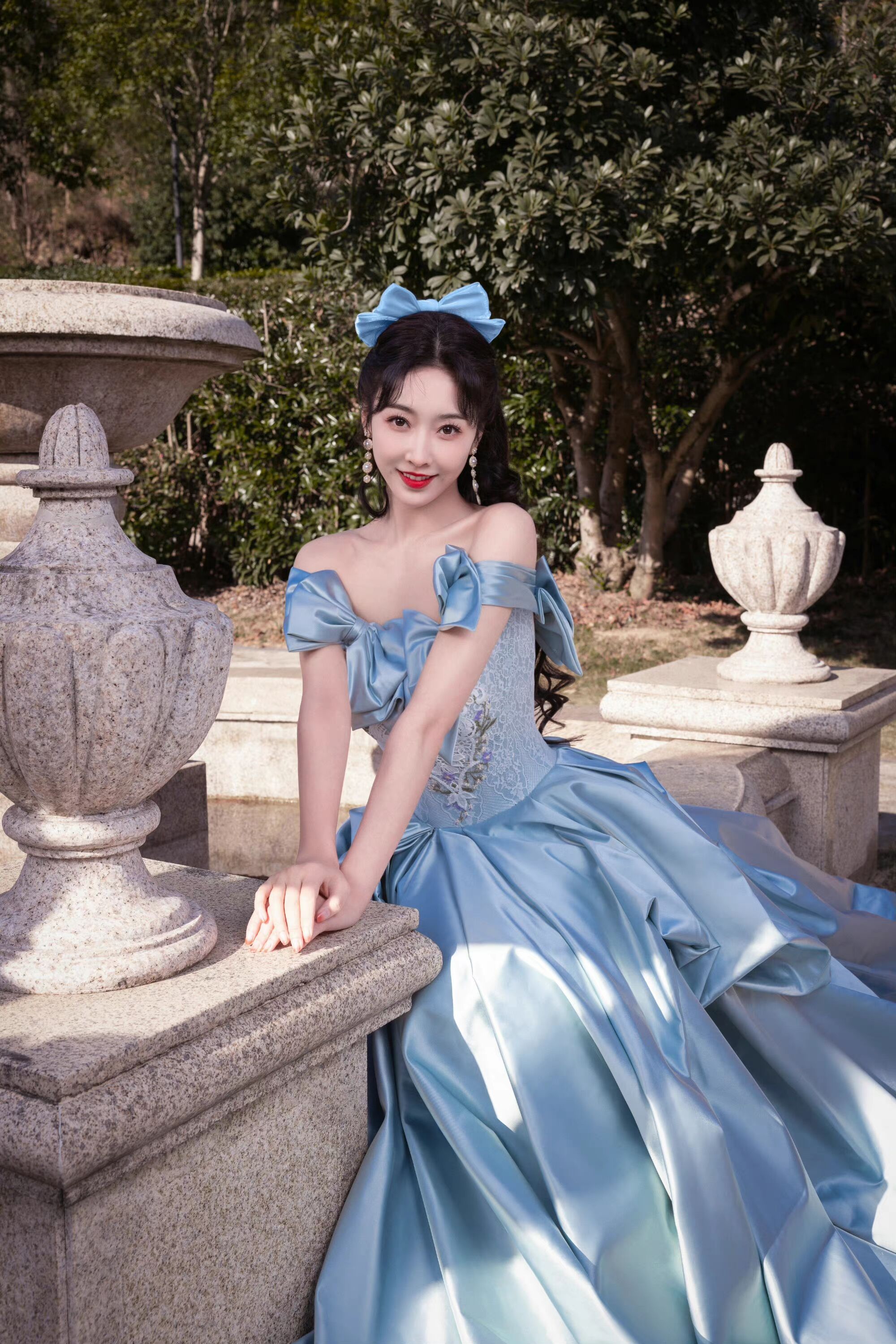 这才是真正的"在逃公主"!穿上蓝色礼服裙的宣璐,好让人心动
