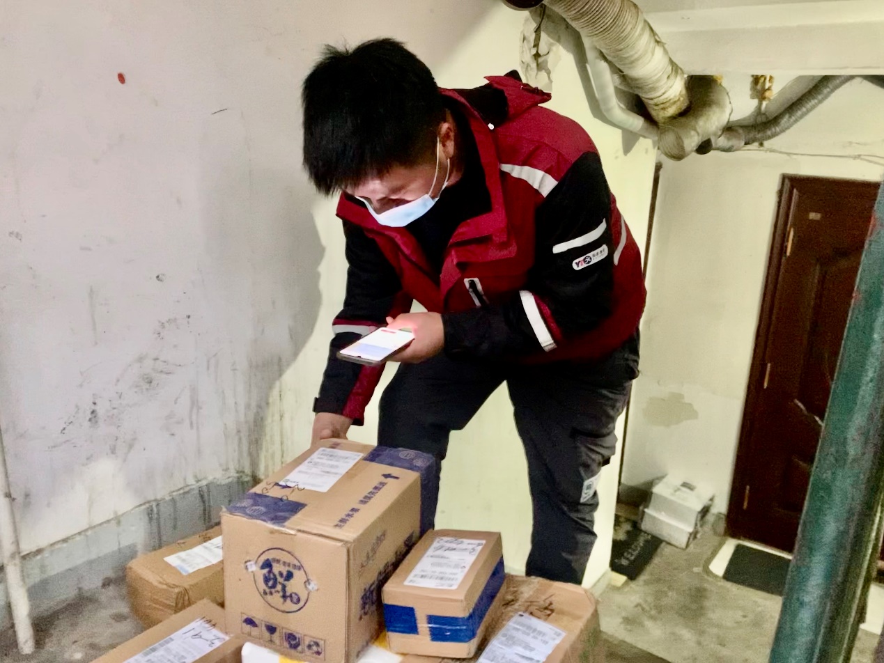 圆通小哥 让独居老人老有所"驿"