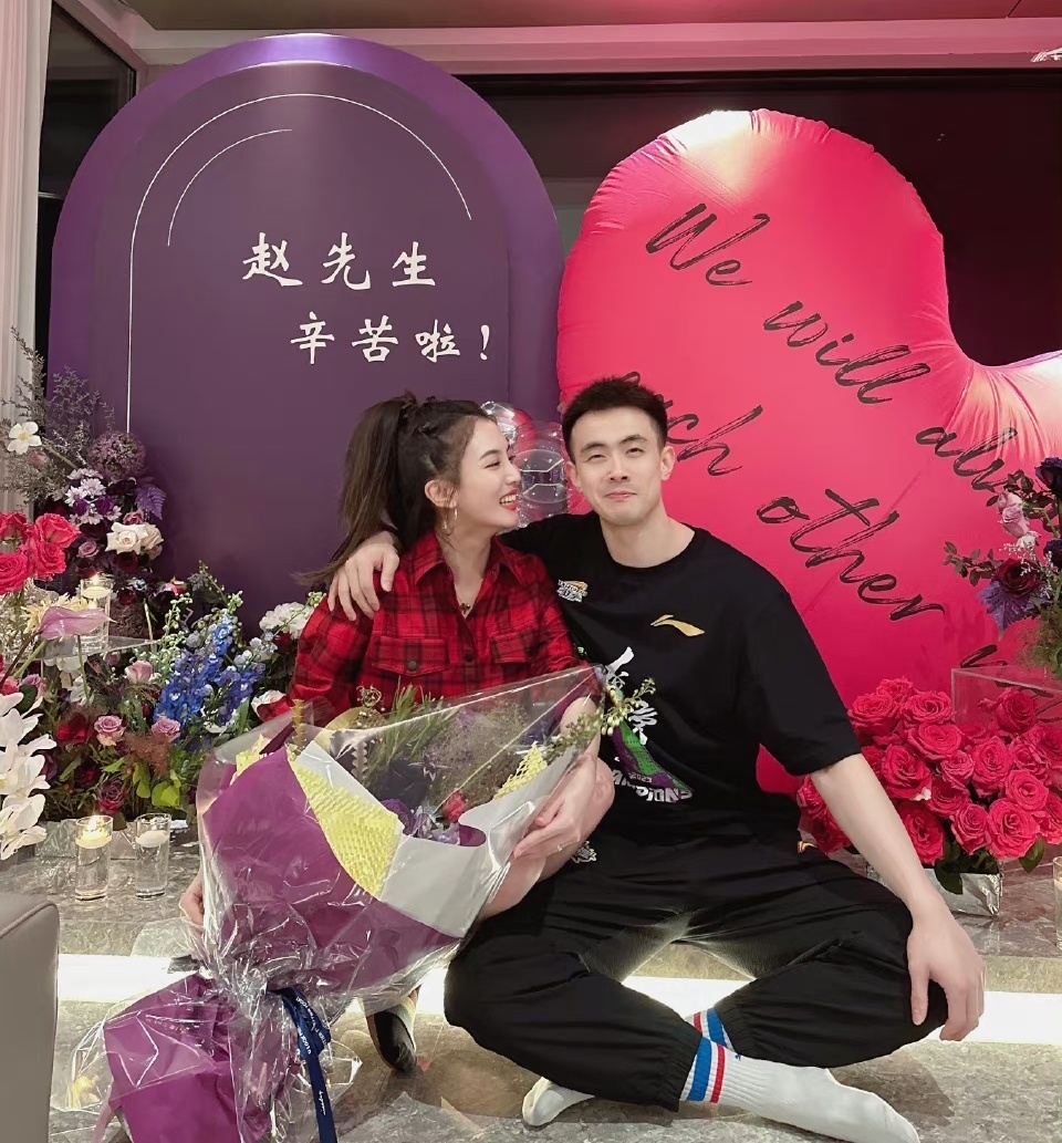 赵继伟澳门游玩揭秘:高颜值妻子,"双胞胎"兄弟合照成为亮点!