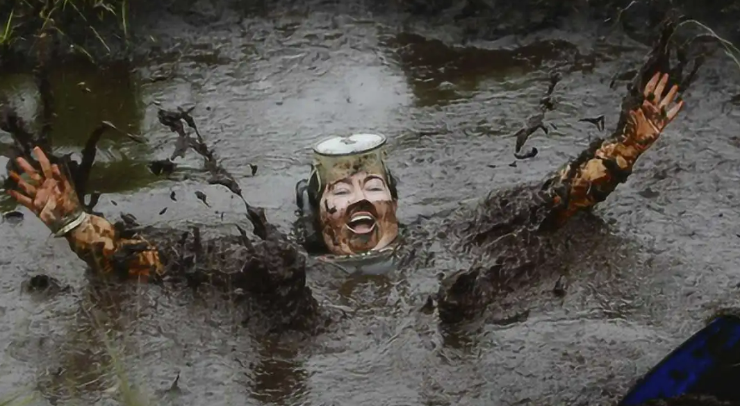 女子穿裙子陷入泥坑,消防员及时赶到前来救助