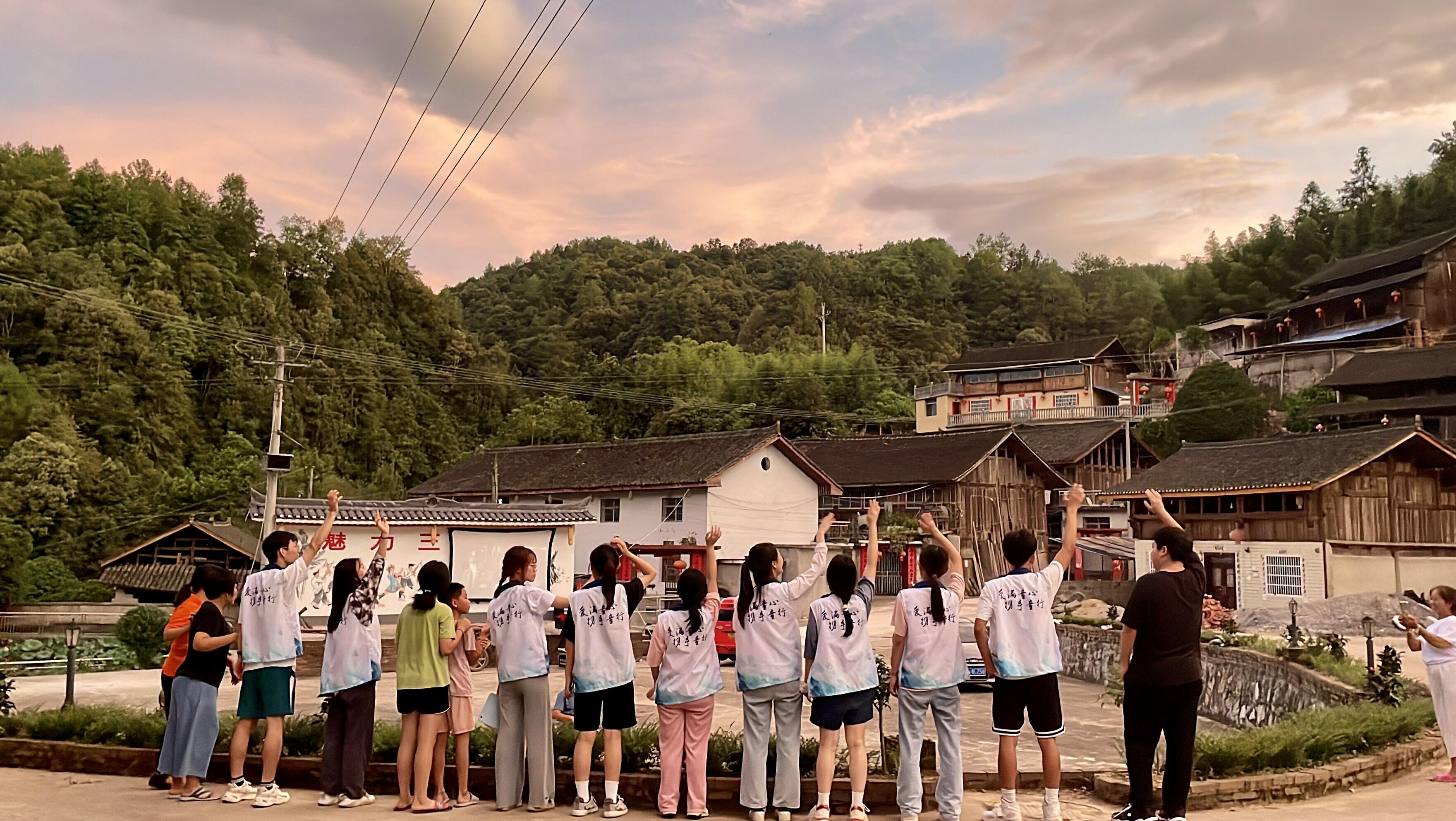 旅行～与此同时,书亦烧仙草的牛油果系列新品——牛油果奶昔也来了,q