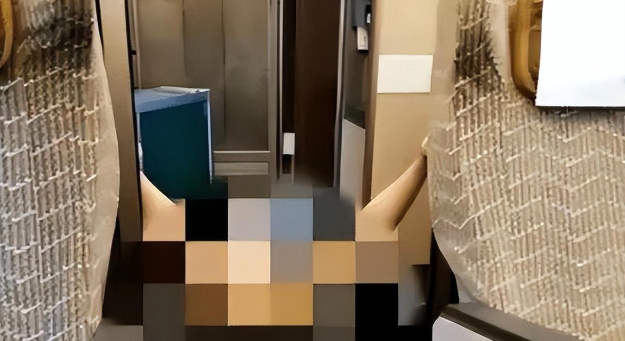 湖北一女子"一丝不挂"大闹高铁,当众表演全裸劈叉,惊呆乘客