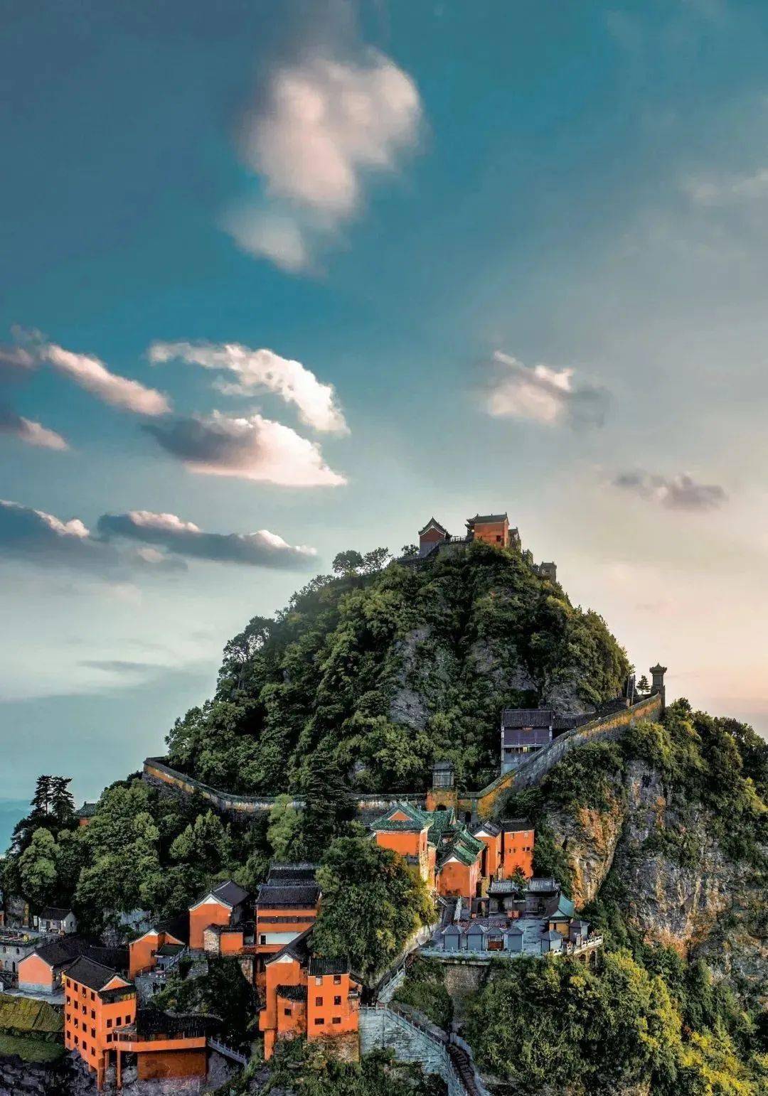 武当山长明灯为何600年不灭?专家无法解释,却被游客无意发现