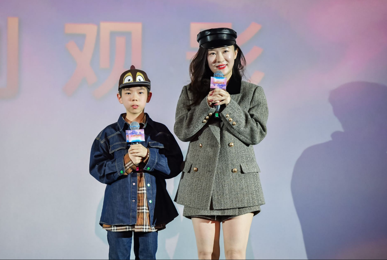 43岁霍思燕携子出席活动,飞鸭式拍照太可爱,无滤镜生图暴露状态