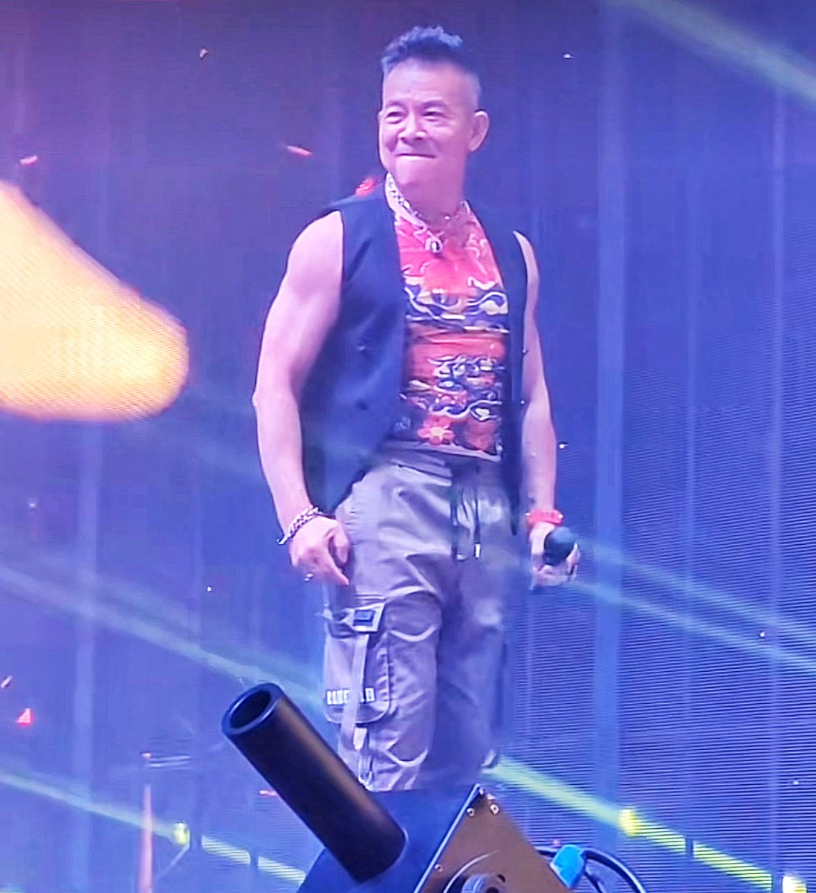 徐州惊现华仔铁粉!62岁吴毅将唱响酒吧