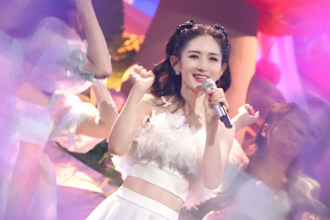 太拼!曝谢娜怀3胎,穿着宽松肚大如球孕味足,疑公婆逼其生儿子