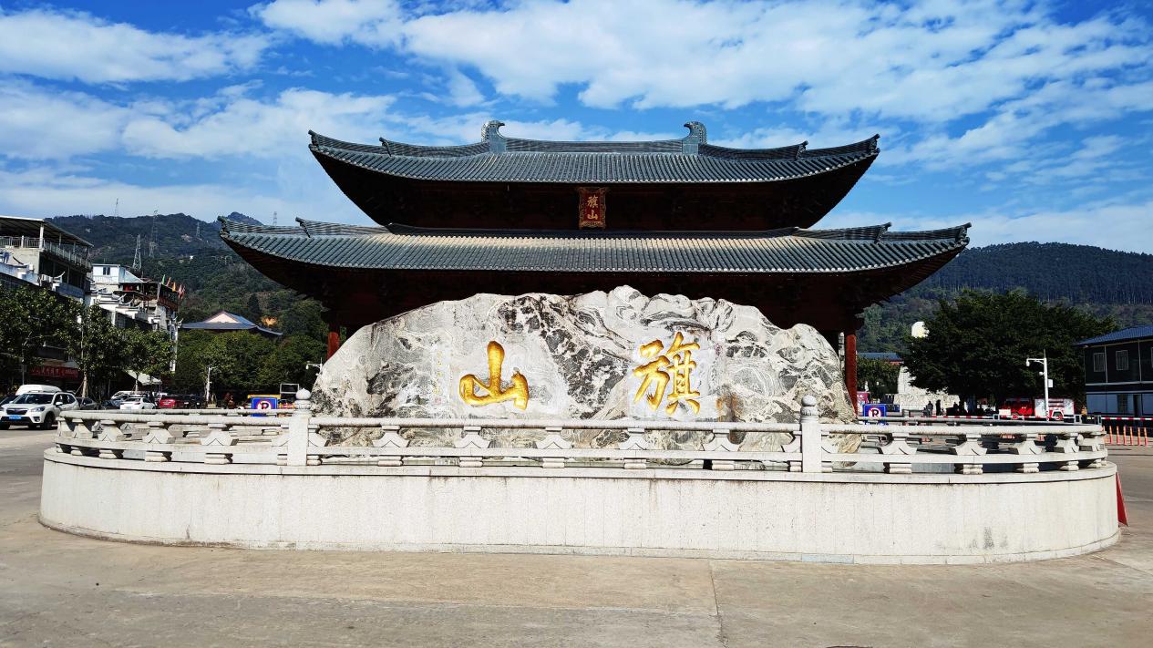 福州旗山万佛寺,它是全国最大的寺院,中西合璧的大雄宝殿很亮眼