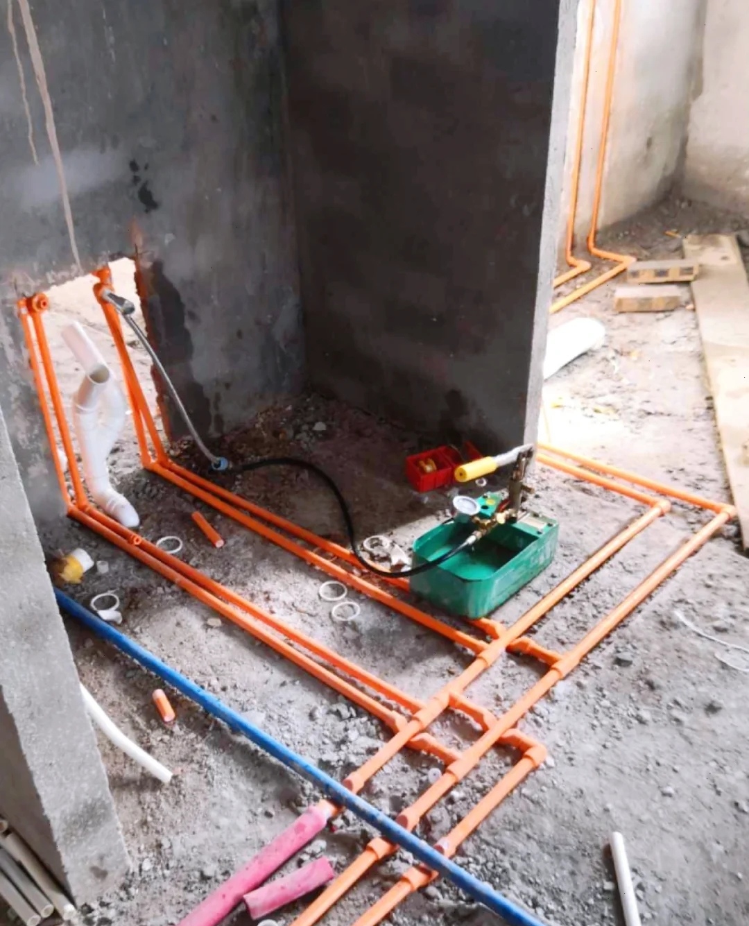 装修卫生间水管走顶还是走地?要注意哪些问题?