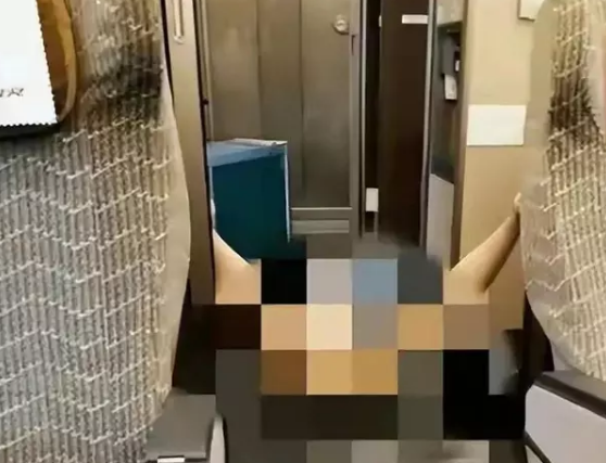 湖北一女子"一丝不挂"大闹高铁,当众表演全裸劈叉,惊呆乘客