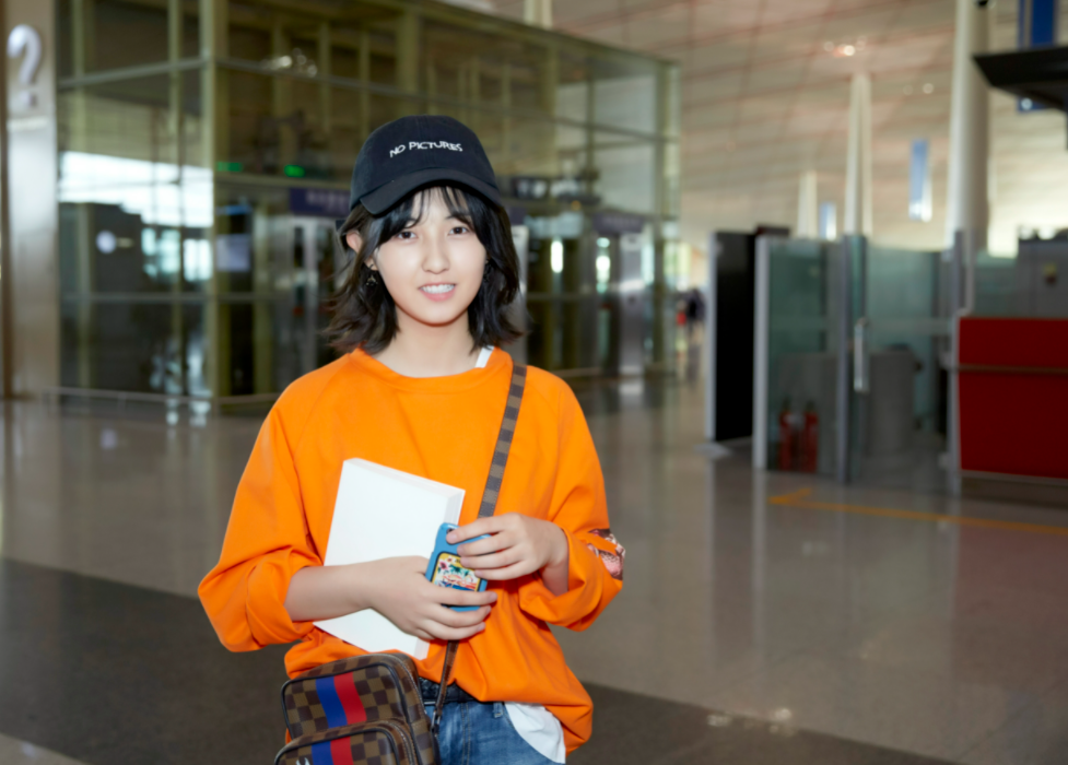 张子枫参加巴黎时装周,毛衫牛仔裤造型,时尚感十足