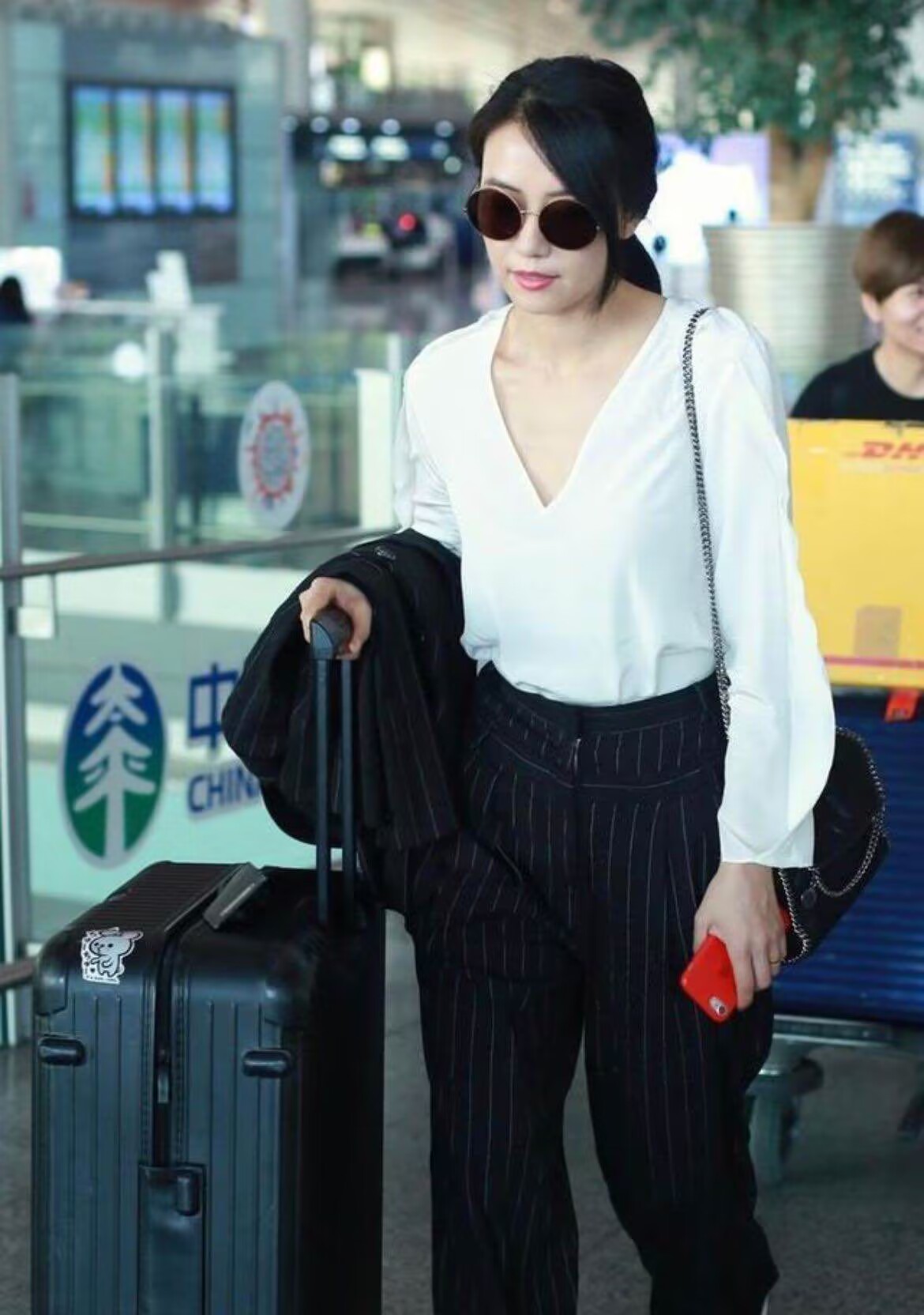 高圆圆的机场生图太圈粉了,美得让人猜不出真实年纪!