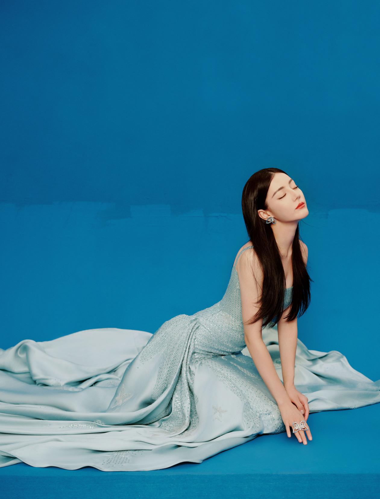 迪丽热巴穿着蓝色抹胸长裙参加活动,完美身材太迷人