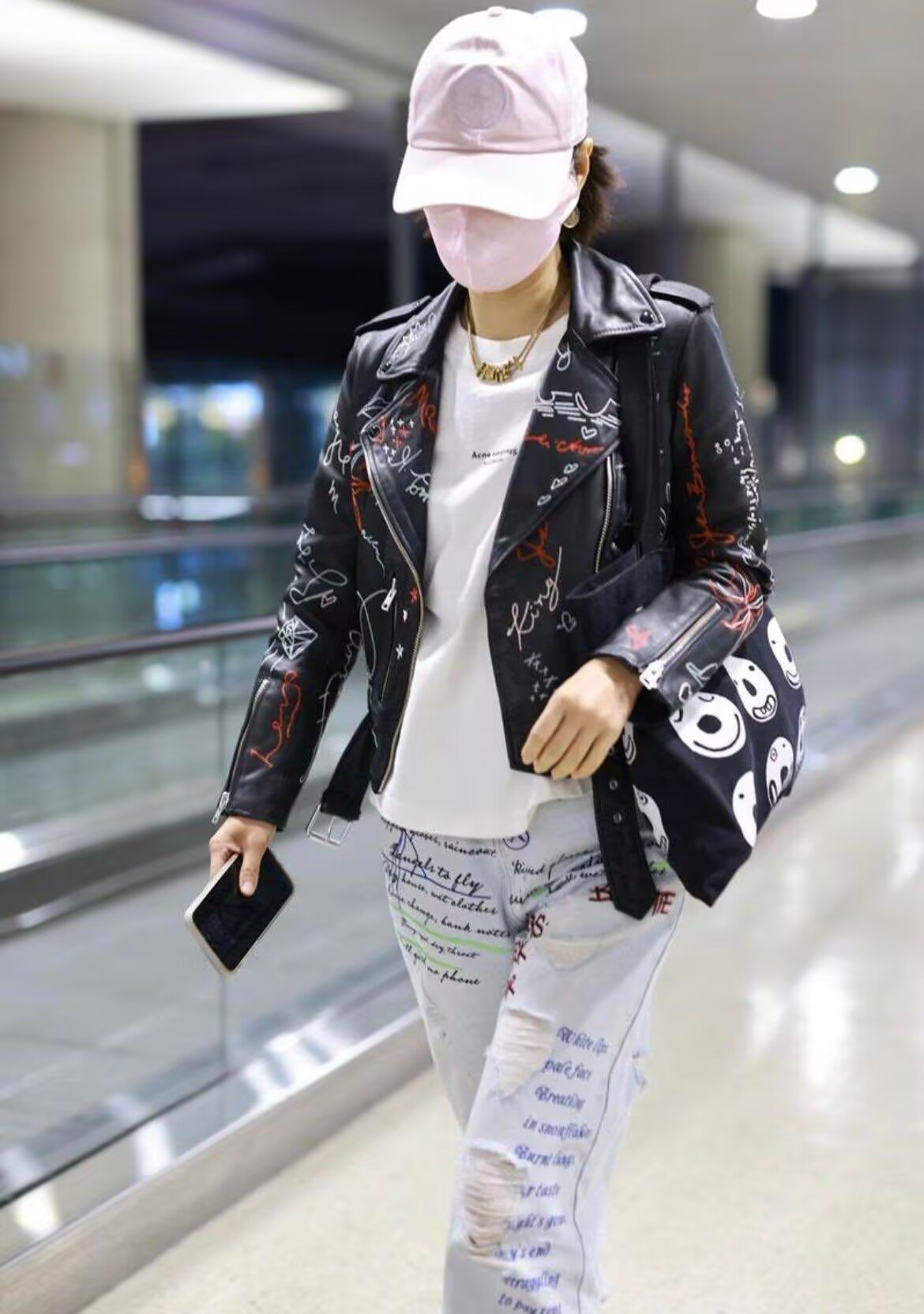 马伊琍现身机场,皮衣配牛仔裤,时髦洋气又减龄!