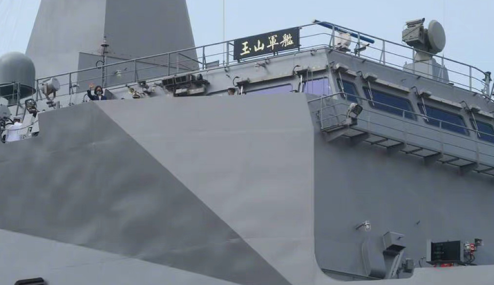 万吨级玉山舰入列?舷号"14"开头,蒙皮凹凸不平但拍照水平很高