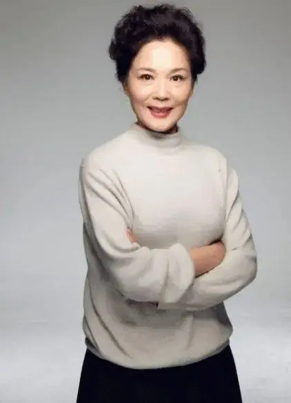 她是"最丑"的女演员,却嫁入豪门成为阔太,如今51岁身价上亿