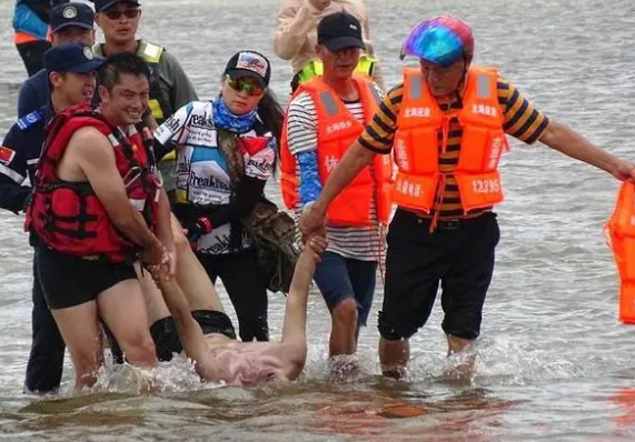 女子不顾形象,救海边溺水者,群众:不要脸,那里都露出来了