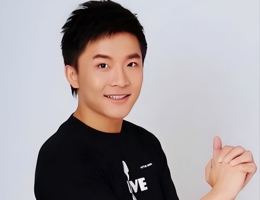 32岁主持人边策:和母亲通话1小时后跳楼身亡,生前履历了什么?