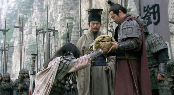 曹操攻徐州时,袁绍为何不出兵救刘备?真因爱子患病心里烦乱吗?