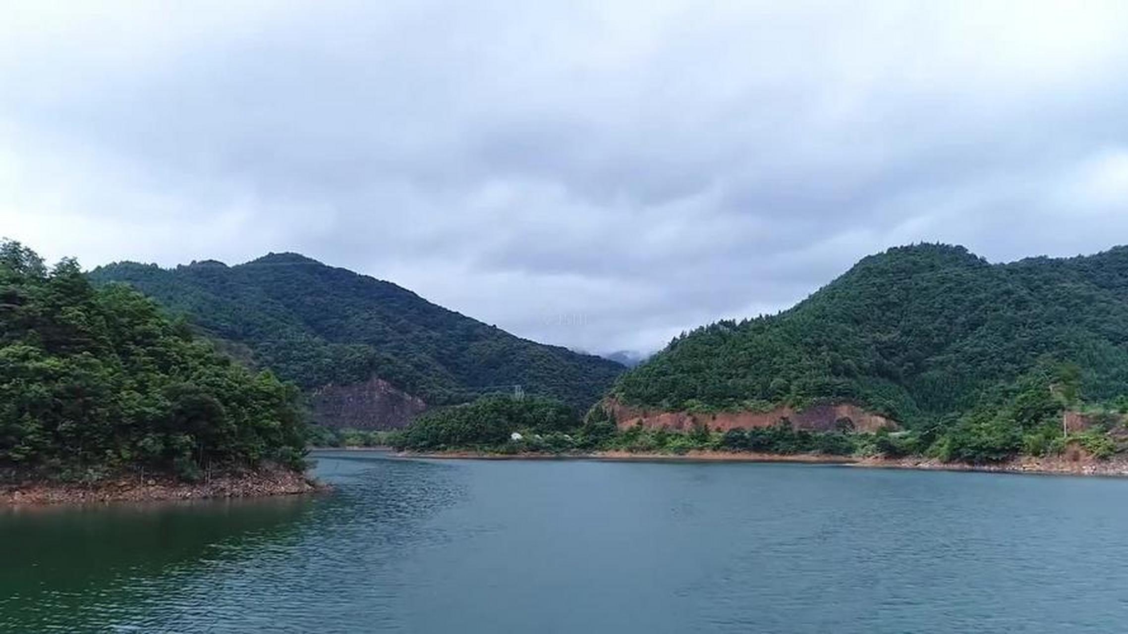 广东的"新丰江水库"改名"万绿湖"后成为旅游热点,改名前默默无闻,改名