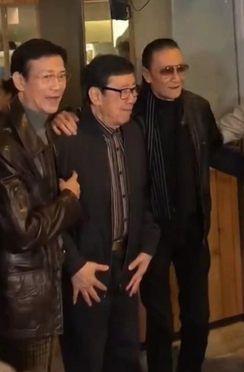 86岁谢贤与郑少秋同框,皮衣紧身裤显精神,后者76岁老态尽显