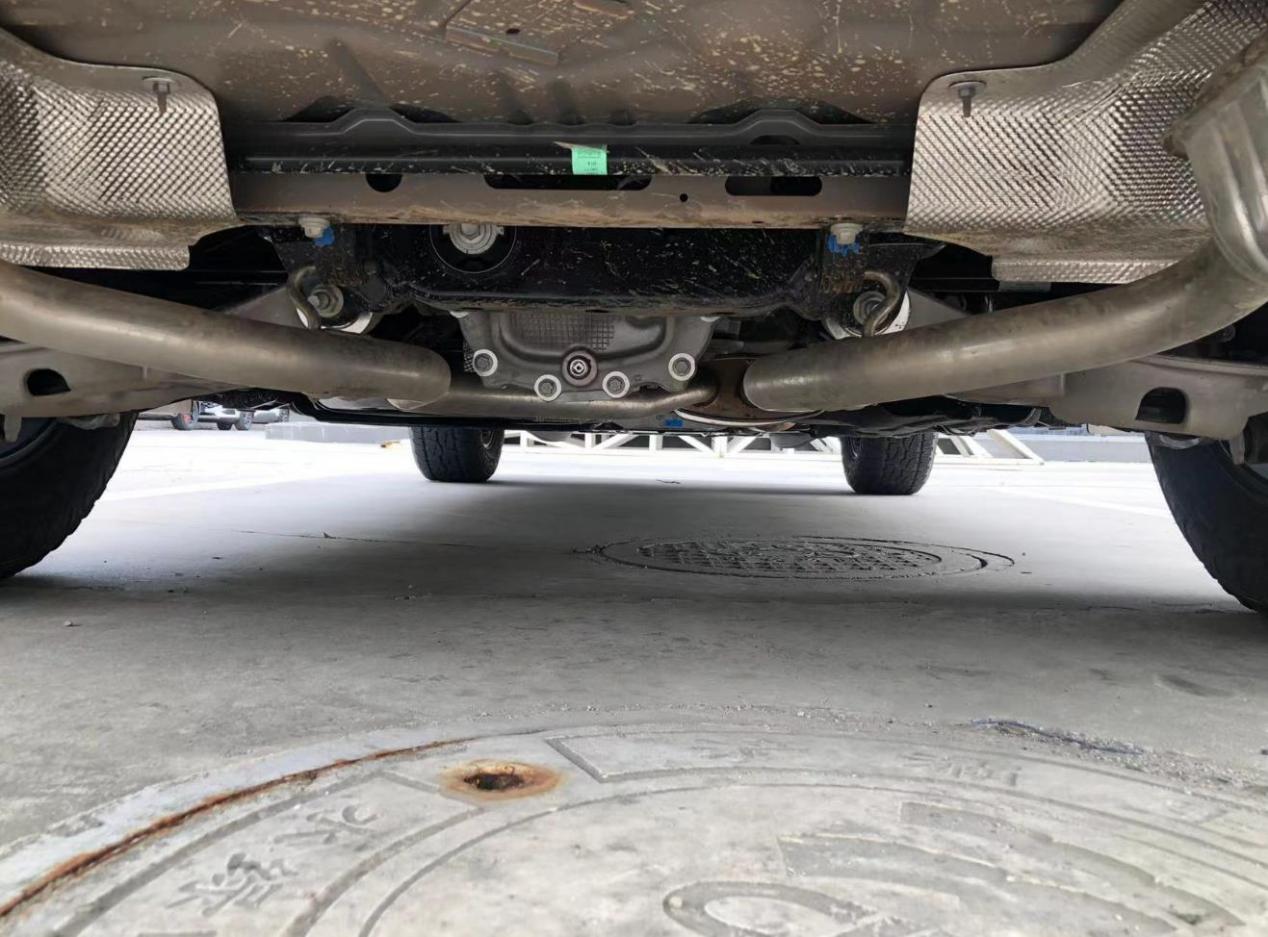 实拍福特探险者昆仑巅峰版,冷萃马氏体钢底盘,托森限滑差速器